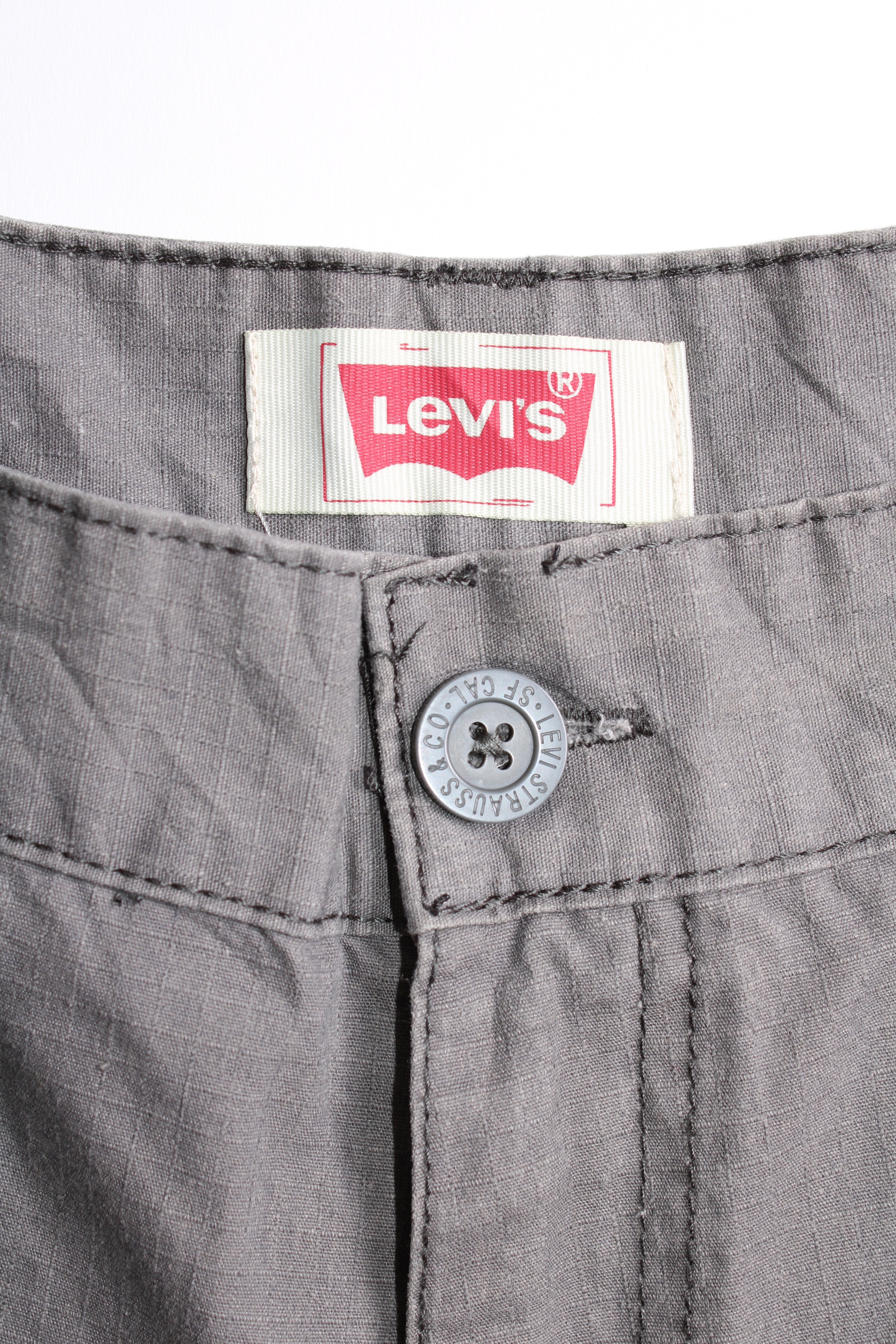 LEVIS CARGO SHORTS GREY - W29/W30
