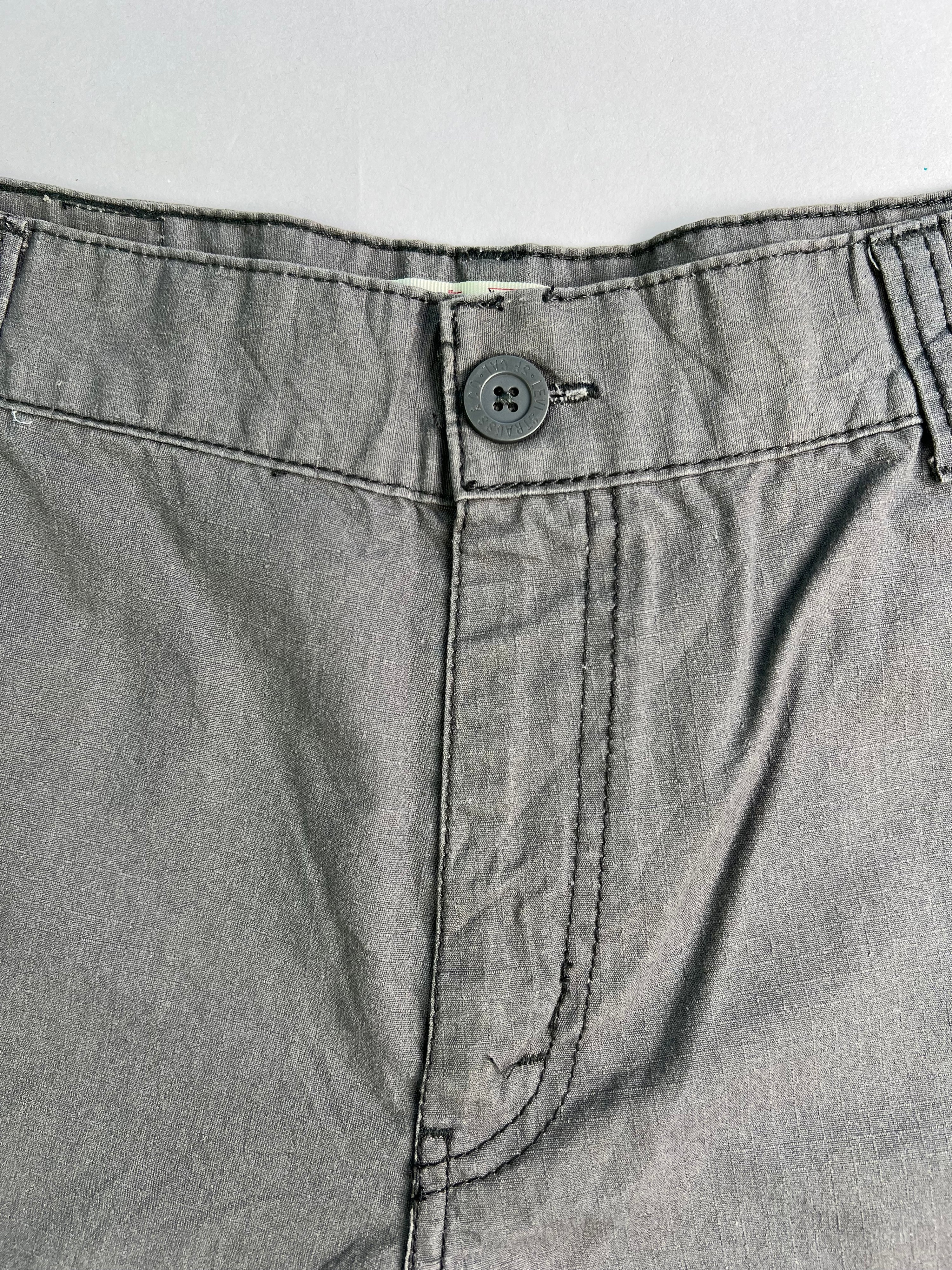 LEVIS CARGO SHORTS GREY - W29/W30