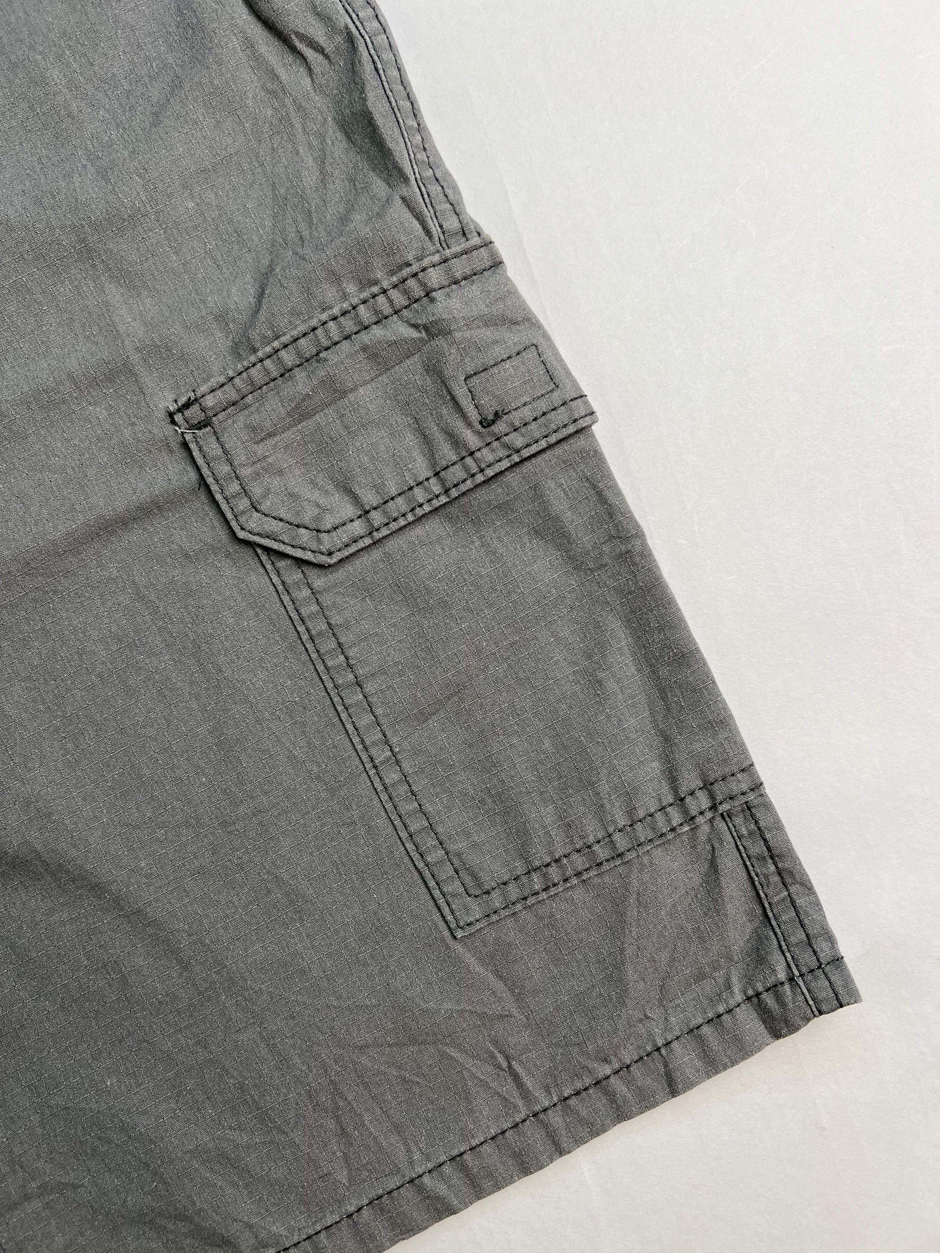 LEVIS CARGO SHORTS GREY - W29/W30