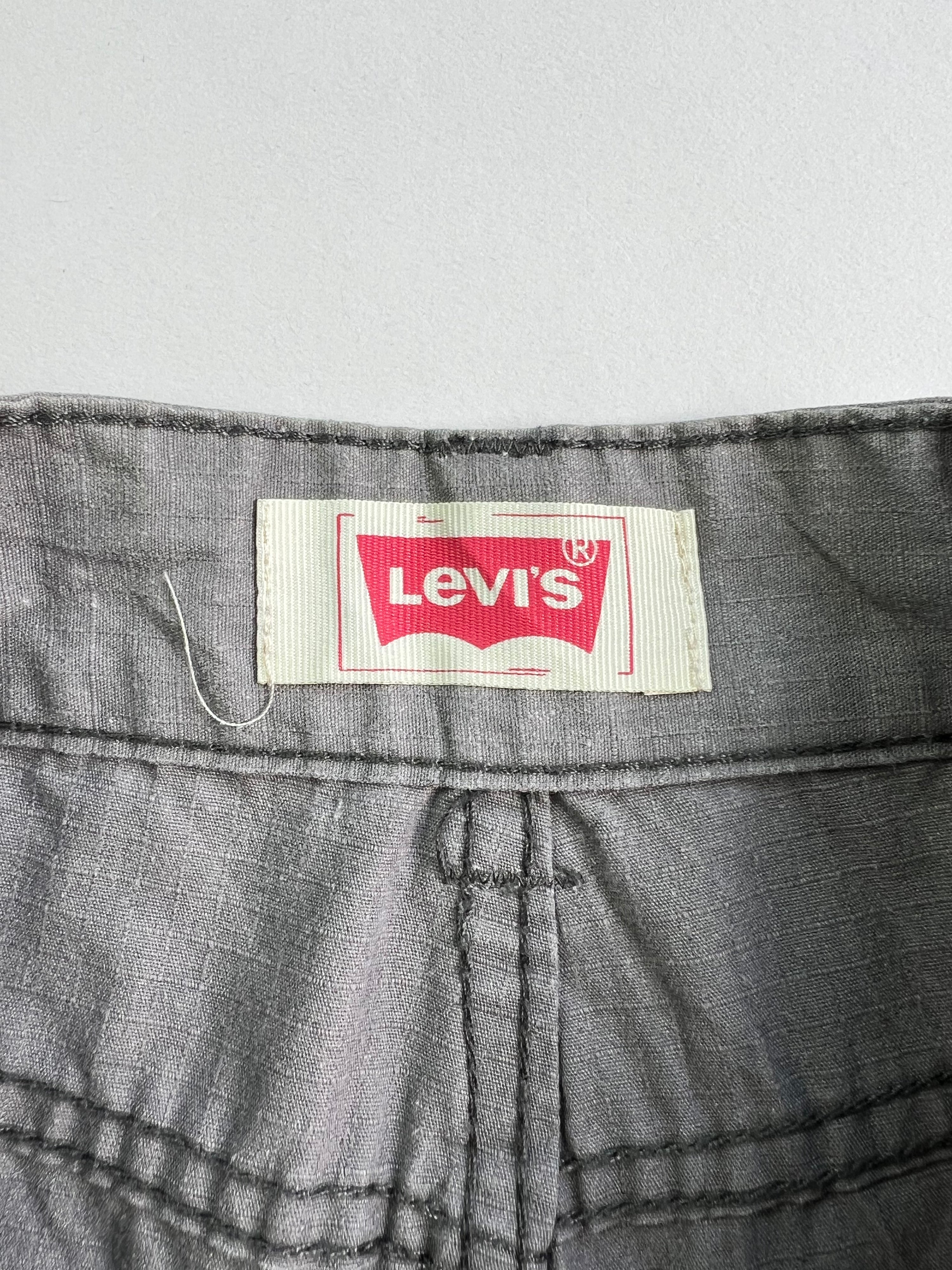 LEVIS CARGO SHORTS GREY - W29/W30