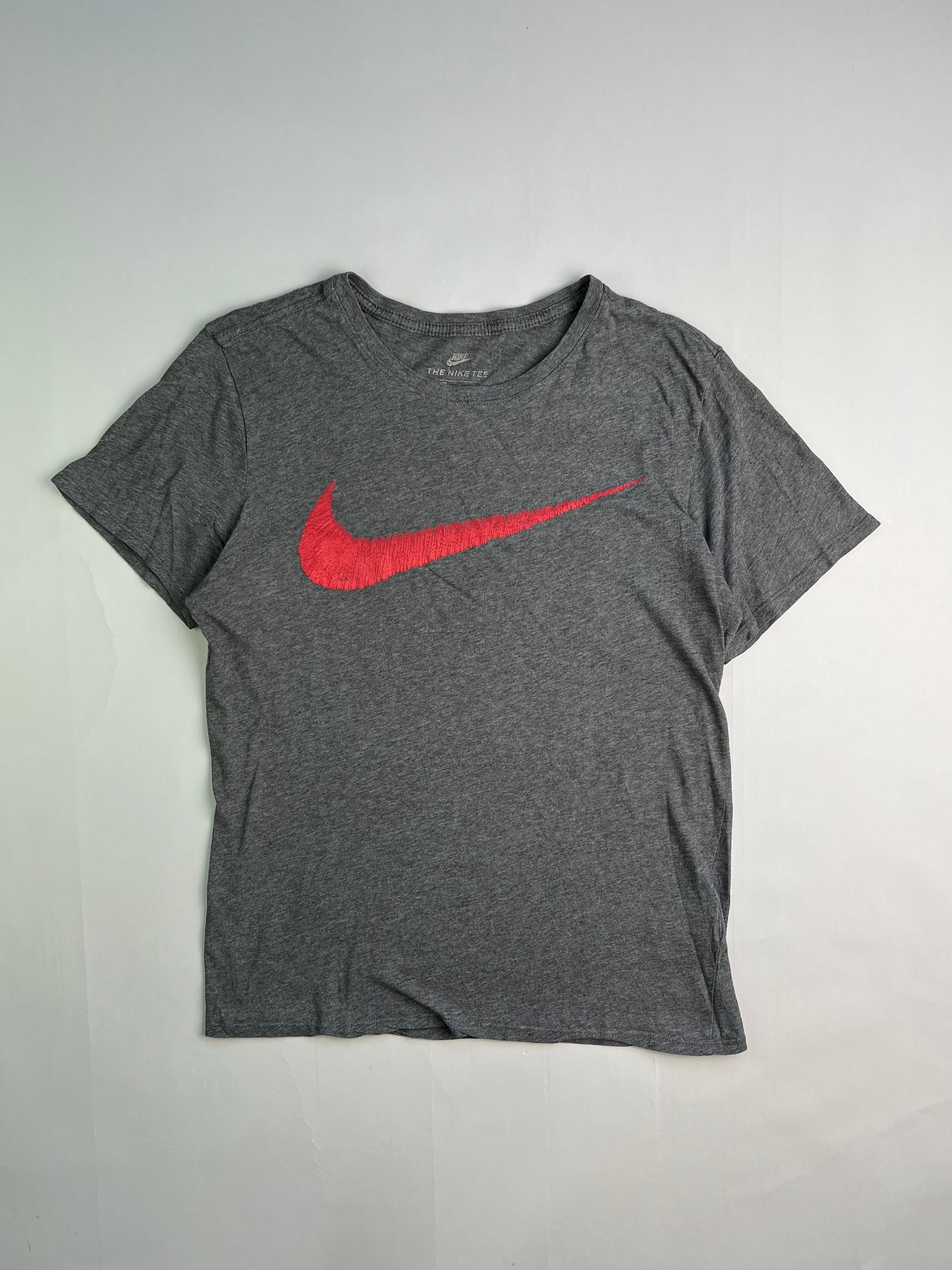 NIKE T-SHIRT PRINTED LOGO TEE GREY - M