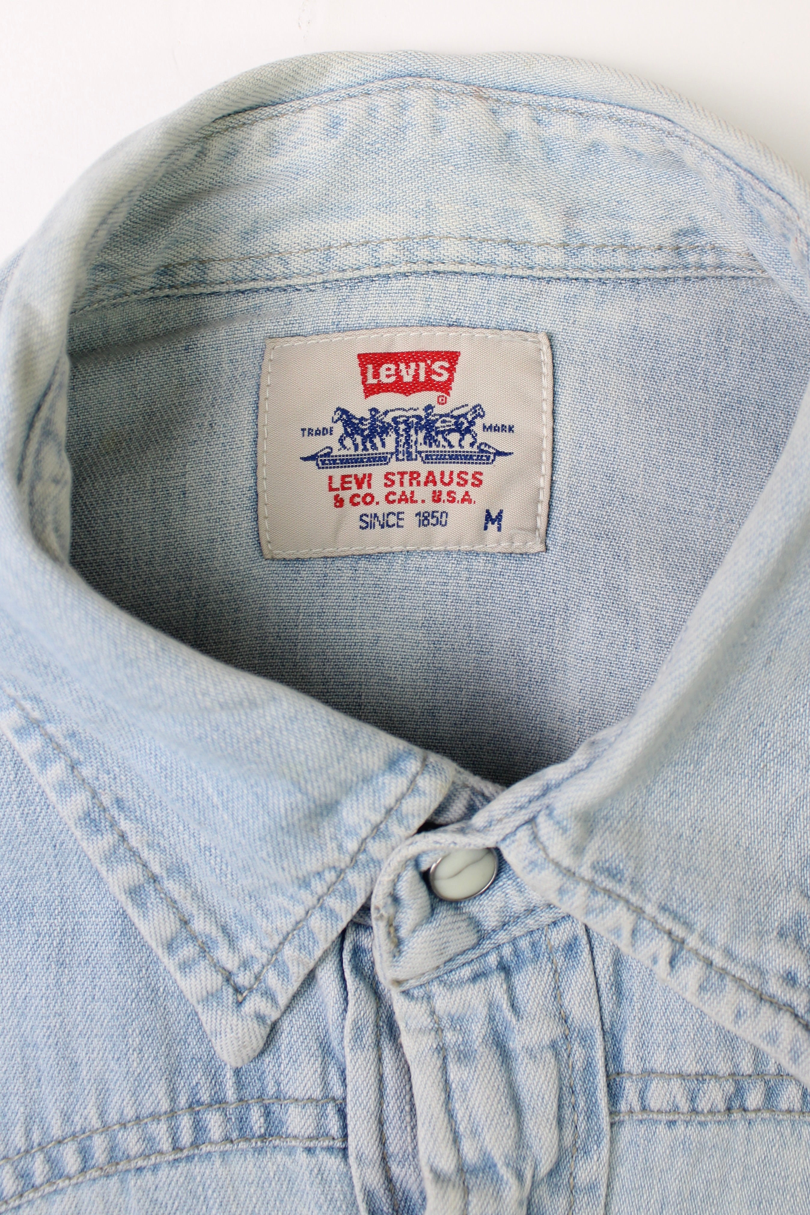 LEVIS VINTAGE WESTERN DENIM SHIRT LIGHT WASH  1990S VTG - M