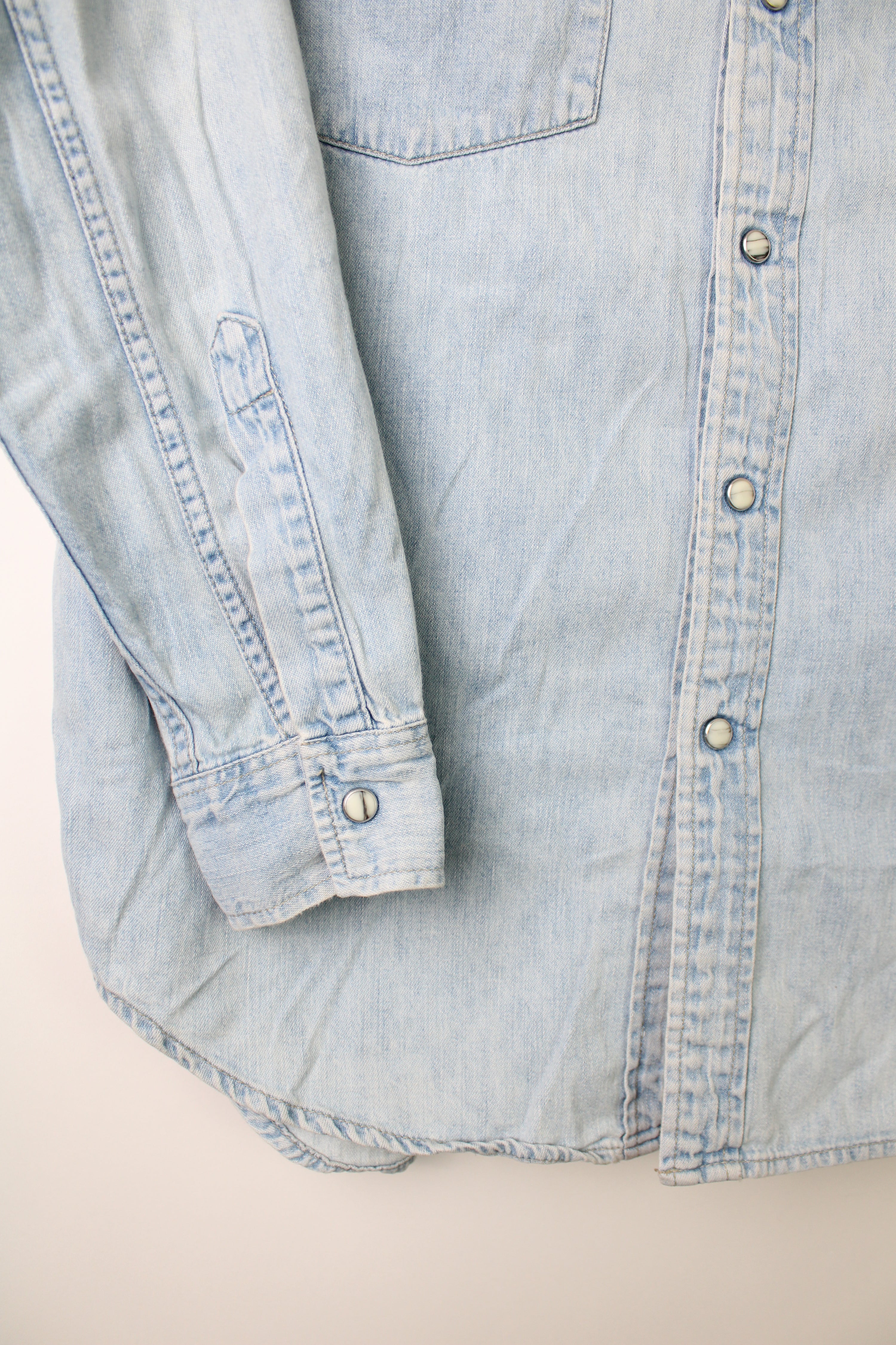 LEVIS VINTAGE WESTERN DENIM SHIRT LIGHT WASH  1990S VTG - M