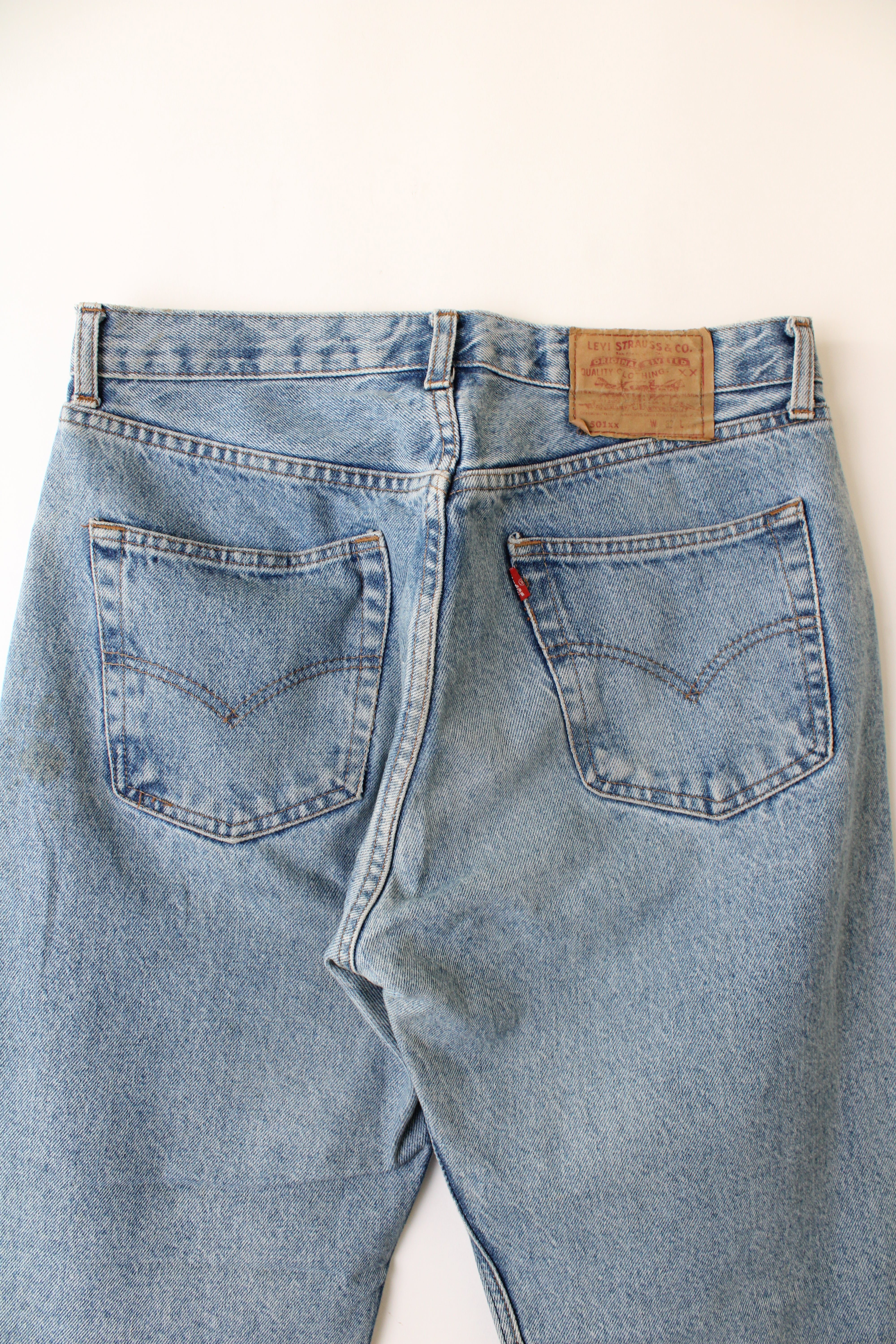 LEVIS 501 XX VINTAGE JEANS MEDIUM WASH MADE IN USA - W32 – HOLYGARMS